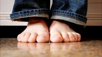 Frieira no pé: imagem mostra pés no chão