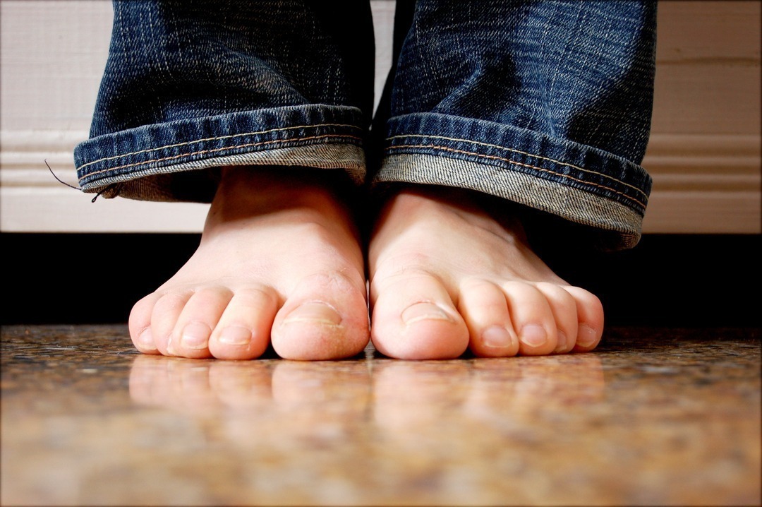 Frieira no pé: imagem mostra pés no chão